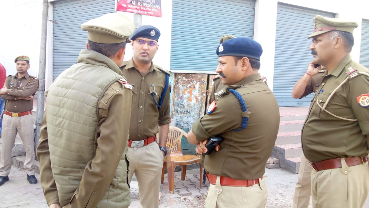 मतगणना स्थल का निरीक्षण करते एसपी सिटी।