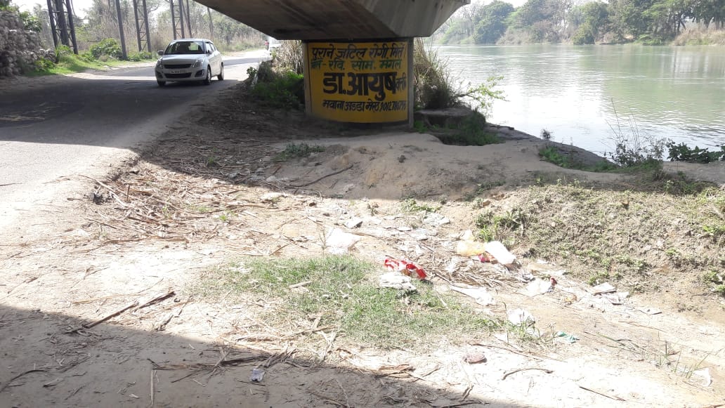 खतौली गंगनहर पटरी मार्ग पर वह स्थान जहां रेलिंग नही है। खतौली गंगनहर पटरी मार्ग पर वह स्थान जहां रेलिंग नही है।