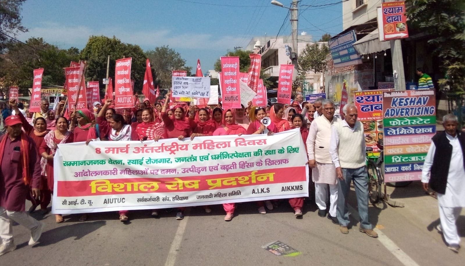 सोनीपत शहर में जुलूस निकालतीं परियोजना कार्यकर्ता। संवाद सोनीपत शहर में जुलूस निकालतीं परियोजना कार्यकर्ता। संवाद