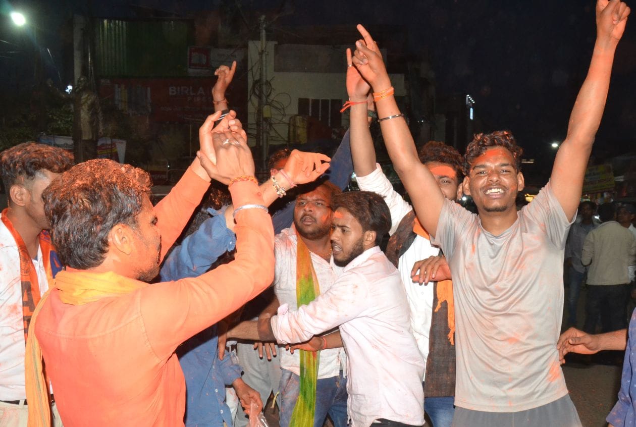 भाजपा की जीत पर खुशी मनाते युवा भाजपा की जीत पर खुशी मनाते युवा