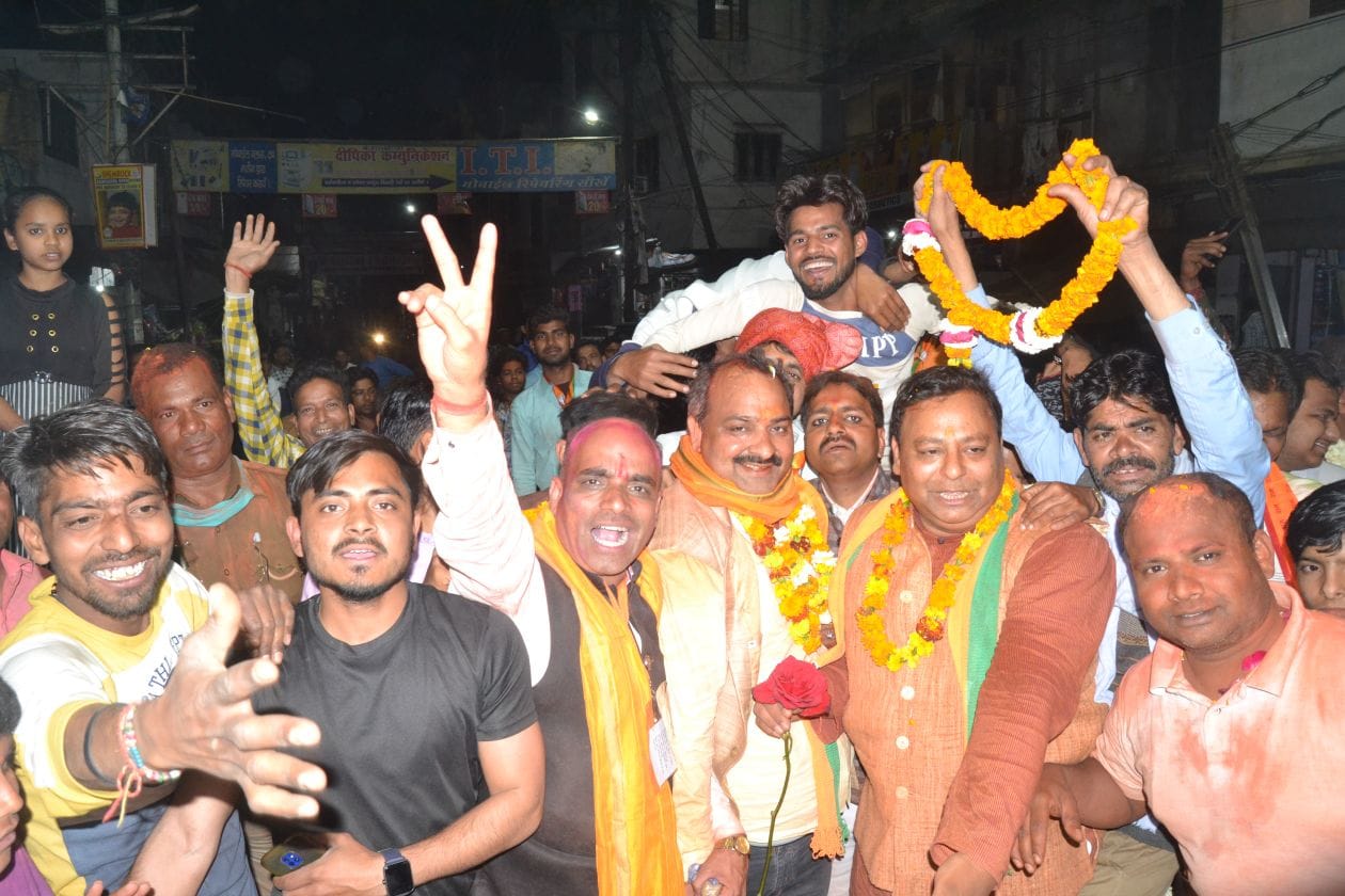 भाजपा की जीत पर जश्न मनाते समर्थक। संवाद भाजपा की जीत पर जश्न मनाते समर्थक। संवाद