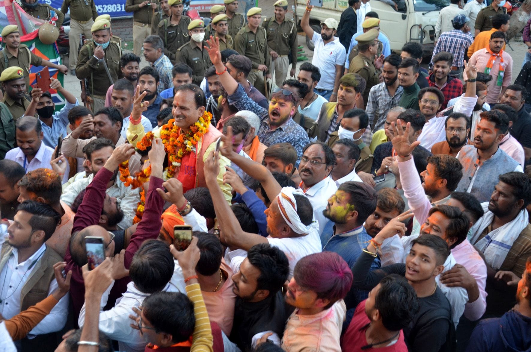 धनीपुर मंडी में अनिल पाराशर की जीत के बाद माला पहनाकर स्वागत करते कार्यकर्ता। धनीपुर मंडी में अनिल पाराशर की जीत के बाद माला पहनाकर स्वागत करते कार्यकर्ता।
