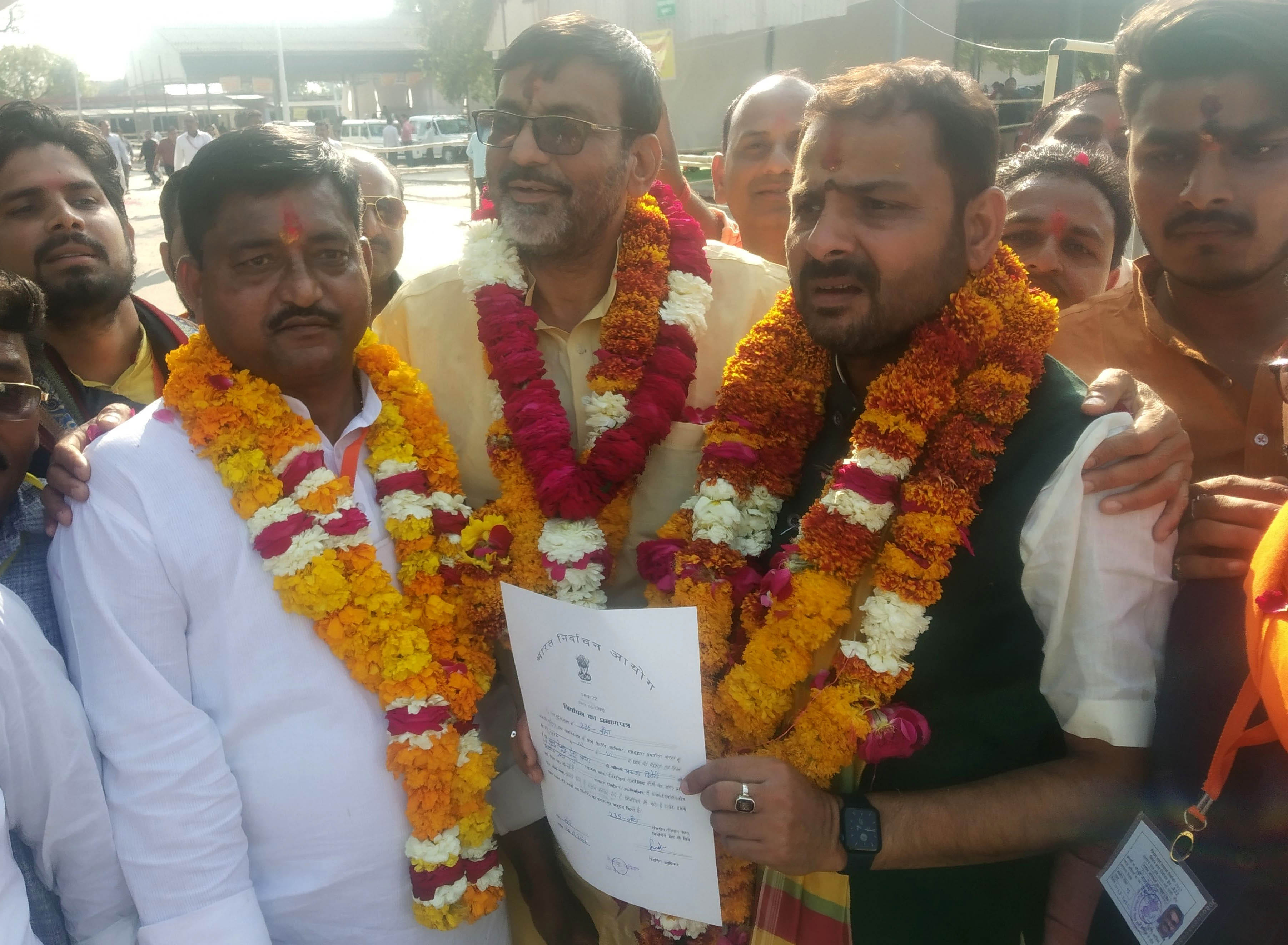 बांदाः प्रकाश द्विवेदी (बांदा) और रामकेश निषाद (तिंदवारी) को जीत की बधाई देते सांसद आरके सिंह पटेल? बांदाः प्रकाश द्विवेदी (बांदा) और रामकेश निषाद (तिंदवारी) को जीत की बधाई देते सांसद आरके सिंह पटेल?