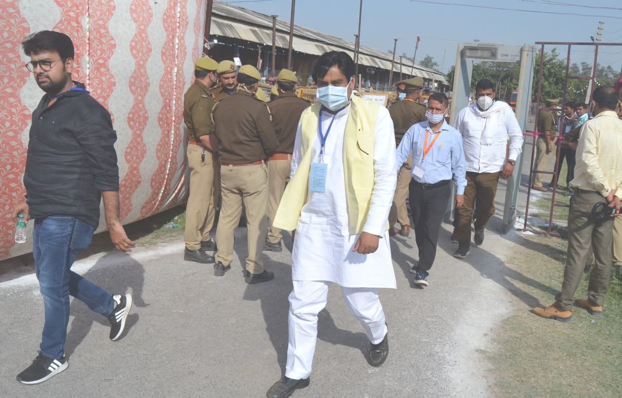 चुनाव में हार के बाद वापस जाते गढ़ से गठबंधन प्रत्याशी रविंद्र चुनाव में हार के बाद वापस जाते गढ़ से गठबंधन प्रत्याशी रविंद्र