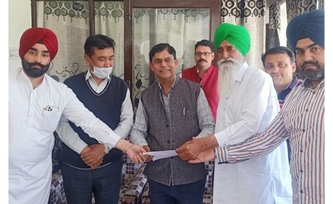 बाजपुर चीनी मिल अतिथि गृह में गन्ना आयुक्त को मांग पत्र देते किसान। बाजपुर चीनी मिल अतिथि गृह में गन्ना आयुक्त को मांग पत्र देते किसान।