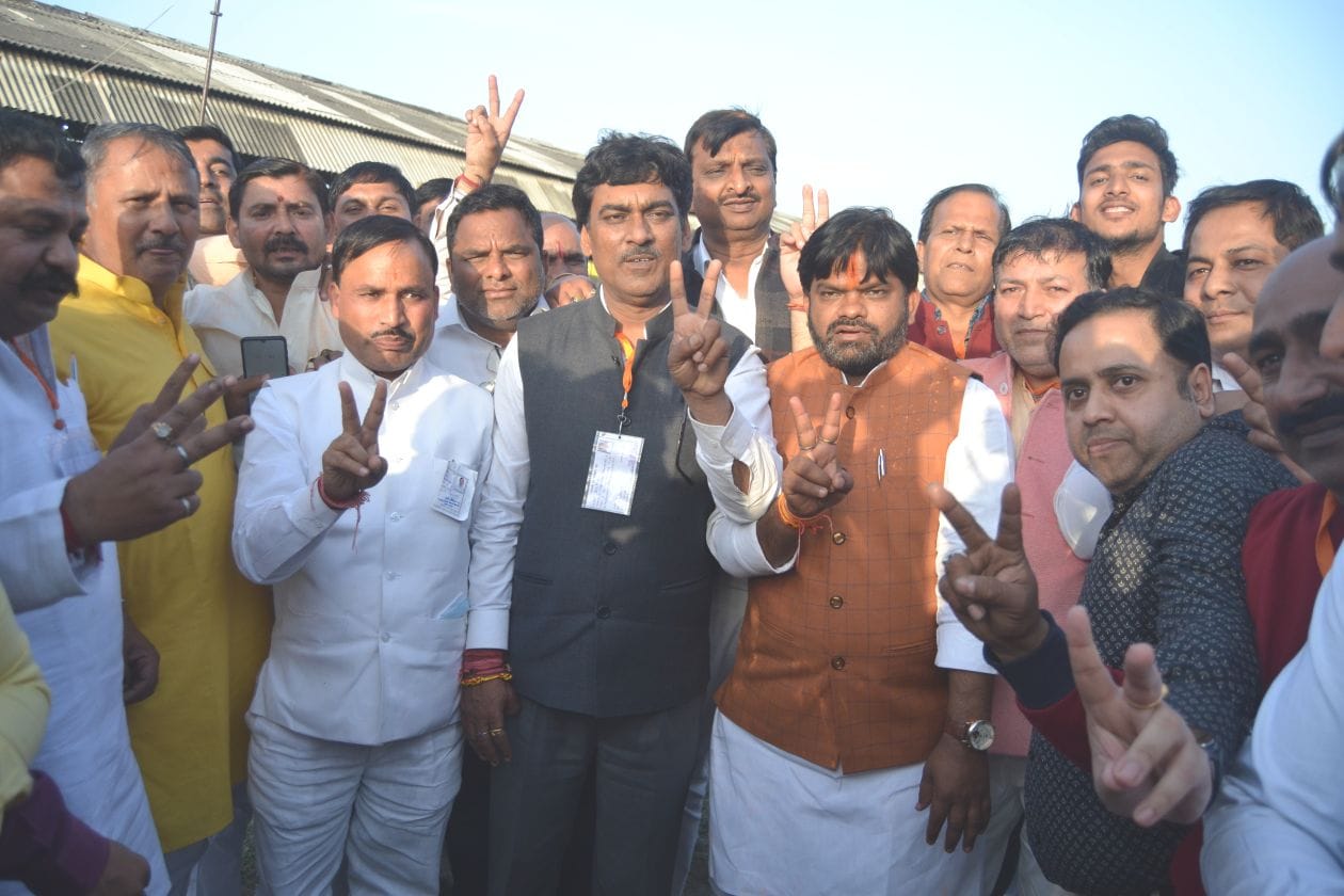 जीत के बाद समर्थकों समेत खुशी मनाते विजयपाल आढ़ती व हरेंद्र चौधरी जीत के बाद समर्थकों समेत खुशी मनाते विजयपाल आढ़ती व हरेंद्र चौधरी