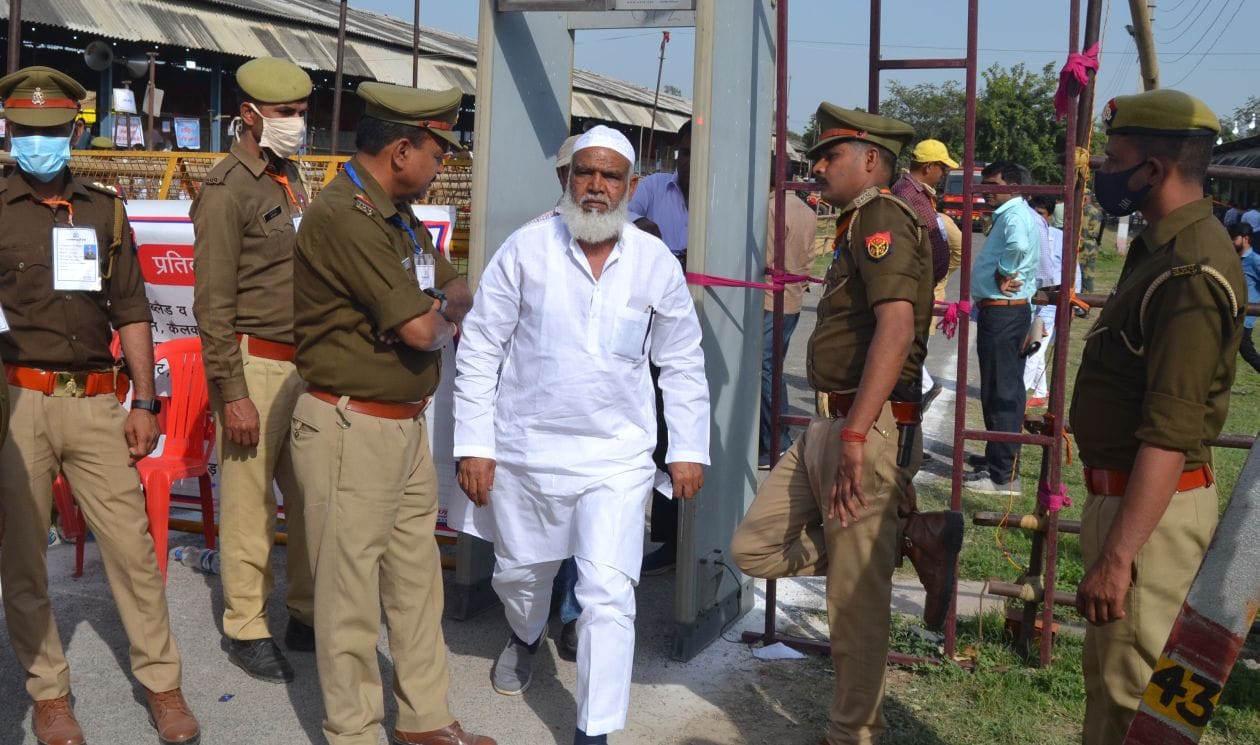 चुनाव में हार के बाद वापस जाते धौलाना से गठबंधन प्रत्याशी हाजी असलम चौधरी चुनाव में हार के बाद वापस जाते धौलाना से गठबंधन प्रत्याशी हाजी असलम चौधरी