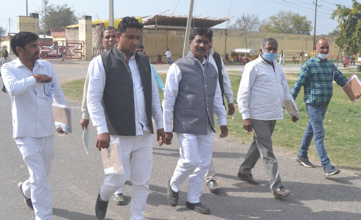 चुनाव में हार के बाद मतगणना स्थल से वापस जाते गढ़ से बसपा प्रत्याशी मदन चौहान चुनाव में हार के बाद मतगणना स्थल से वापस जाते गढ़ से बसपा प्रत्याशी मदन चौहान