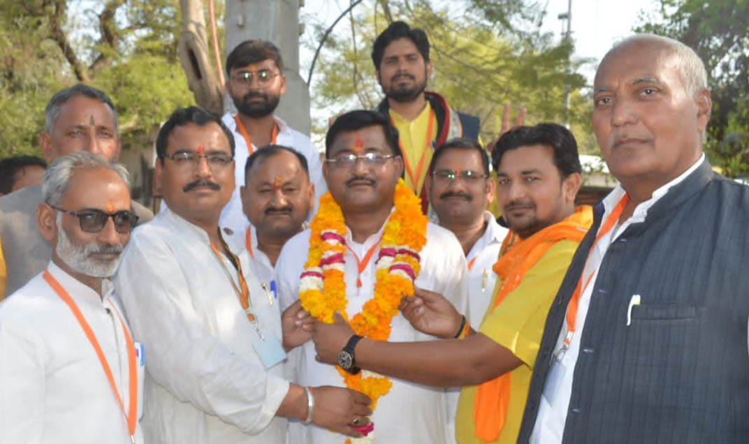 बांदाः तिंदवारी सीट से विजयी प्रत्याशी रामकेश निषाद को माला पहनाते समर्थक। बांदाः तिंदवारी सीट से विजयी प्रत्याशी रामकेश निषाद को माला पहनाते समर्थक।