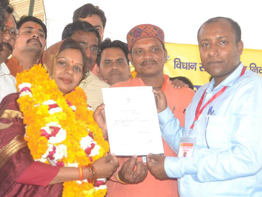 बांदाः नरैनी सुरक्षित सीट से विजयी भाजपा प्रत्याशी ओममणि वर्मा को प्रमाण पत्र देते रिटर्निंग आफ बांदाः नरैनी सुरक्षित सीट से विजयी भाजपा प्रत्याशी ओममणि वर्मा को प्रमाण पत्र देते रिटर्निंग आफ