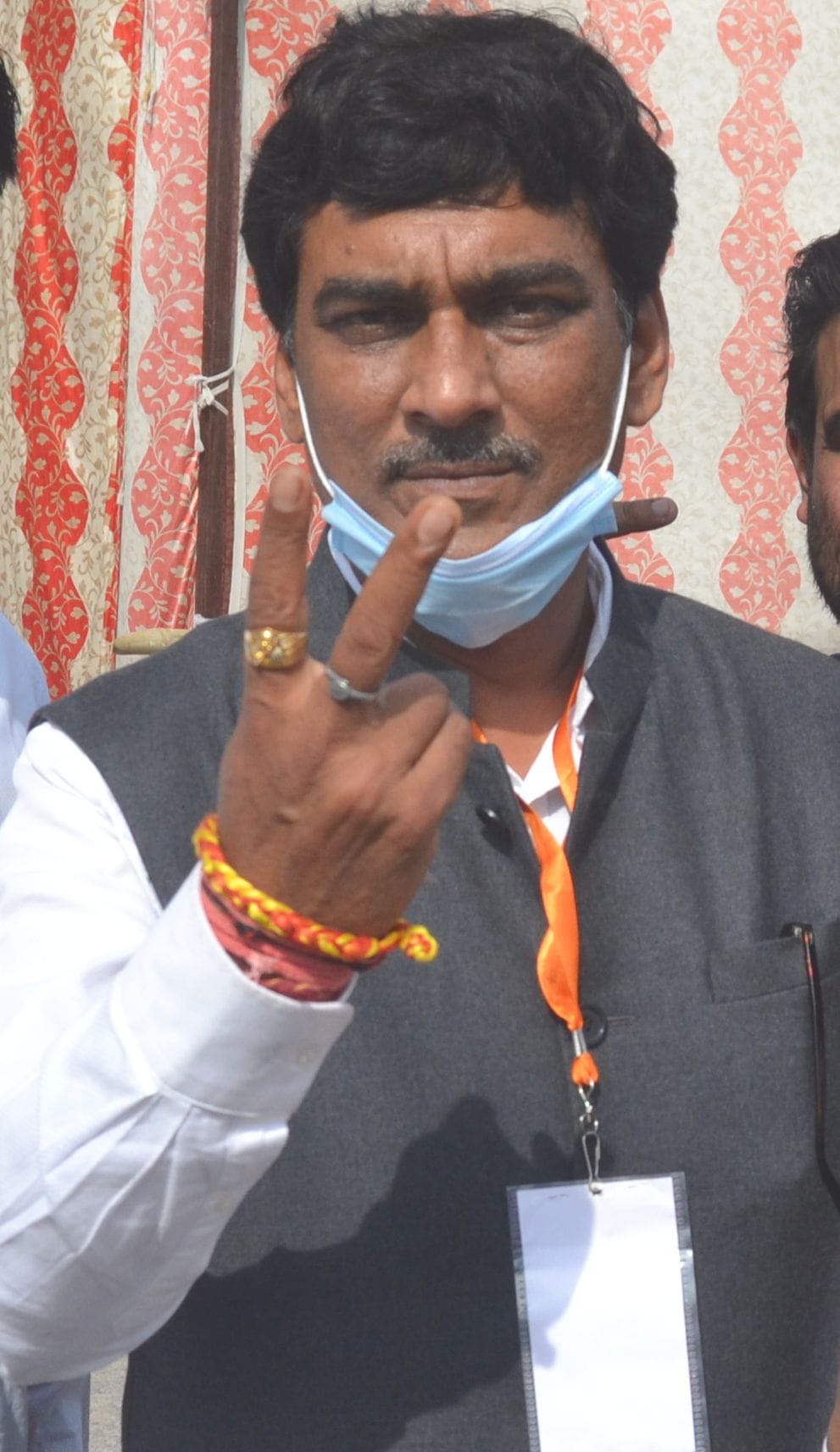 जीत के बाद खुशी मनाते हरेंद्र चौधरी जीत के बाद खुशी मनाते हरेंद्र चौधरी