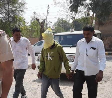 मोटरसाइकिल चोरी मामले में पकड़े गए आरोपी को लेकर जाती पुलिस टीम। मोटरसाइकिल चोरी मामले में पकड़े गए आरोपी को लेकर जाती पुलिस टीम।