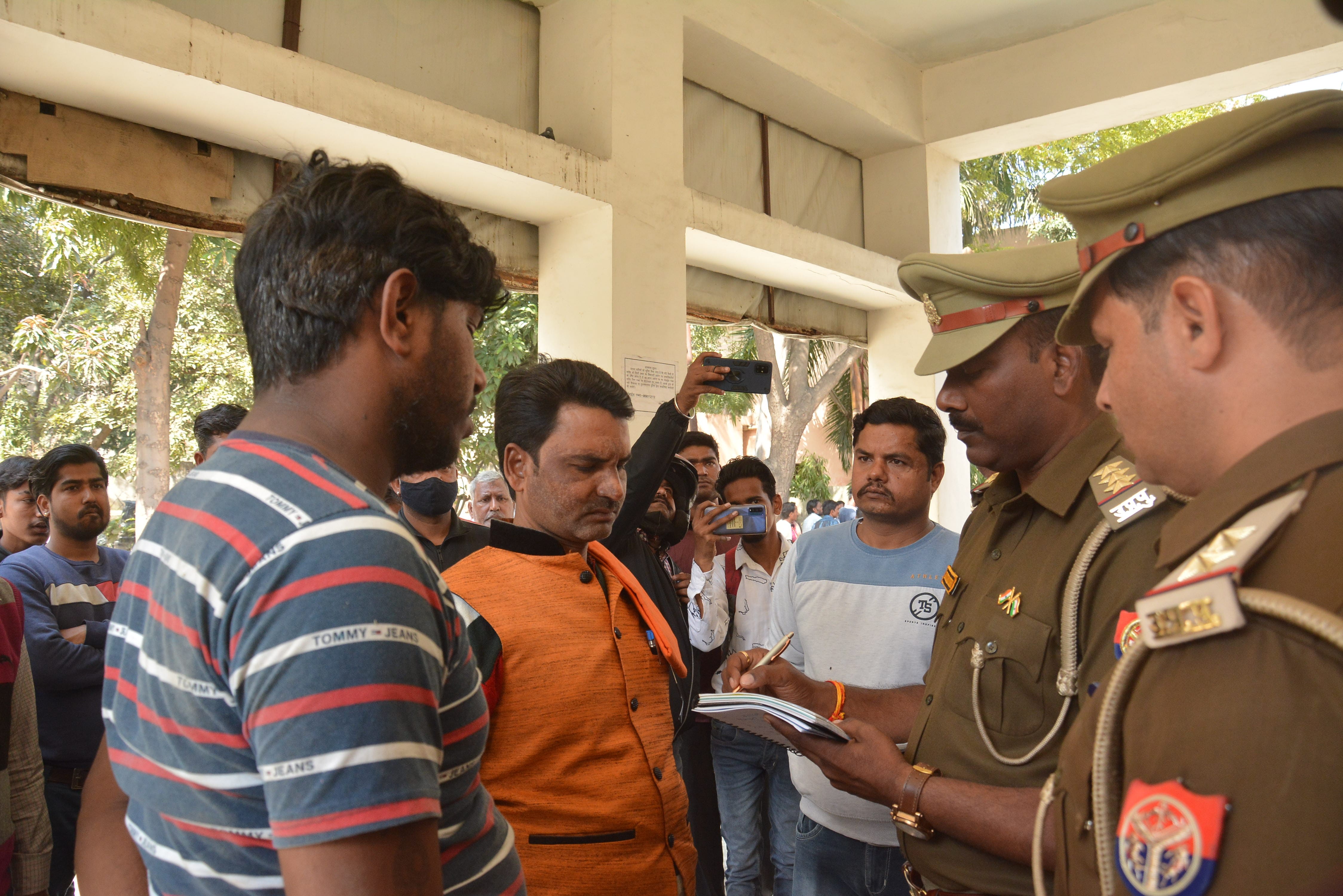 पुलिस आफिस पर मृतक मजदूर के परिजन से जानकारी करते शहर कोतवाल । पुलिस आफिस पर मृतक मजदूर के परिजन से जानकारी करते शहर कोतवाल ।