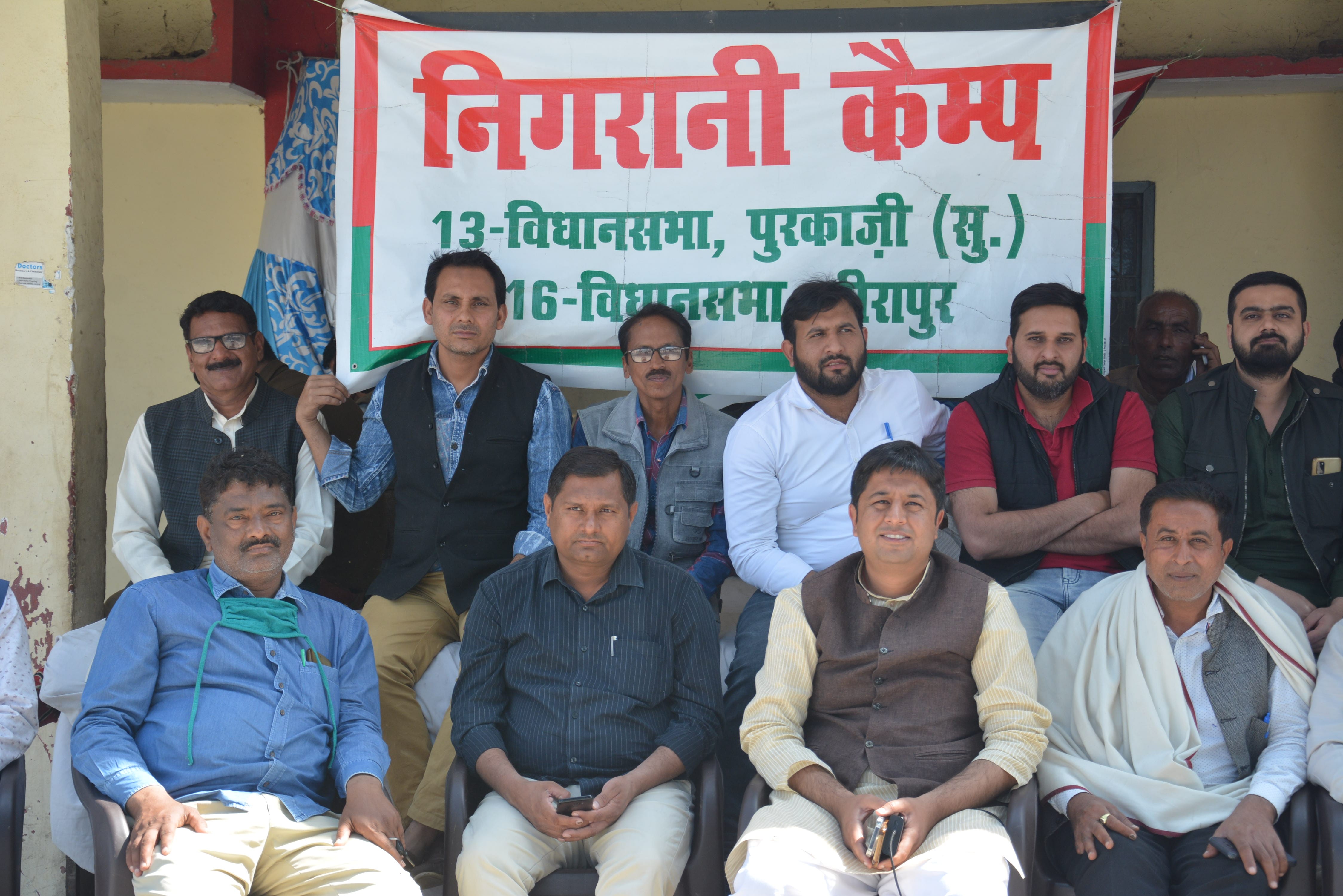 मतगणना स्थल पर समर्थको के साथ मौजूद मीरापुर  प्रत्याशी ।