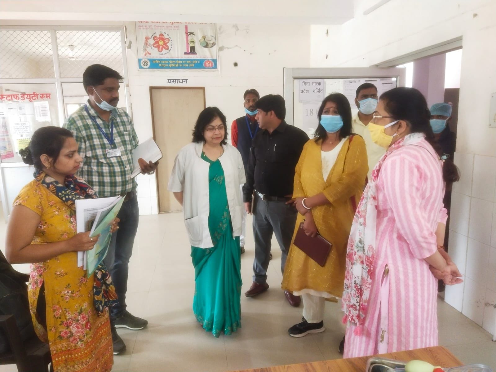 फोटो 10एयूआरपी-17- अस्पताल में जांच करती टीम। संवाद