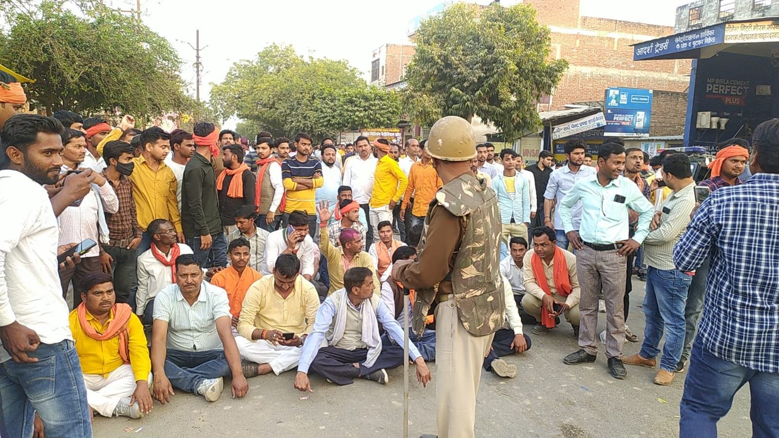 फोटो10एयूआरपी 61- भाजपा प्रत्याशी की हार की जानकारी पर सड़क पर धरने पर बैठकर आक्रोश जताते भाजपाई । स?