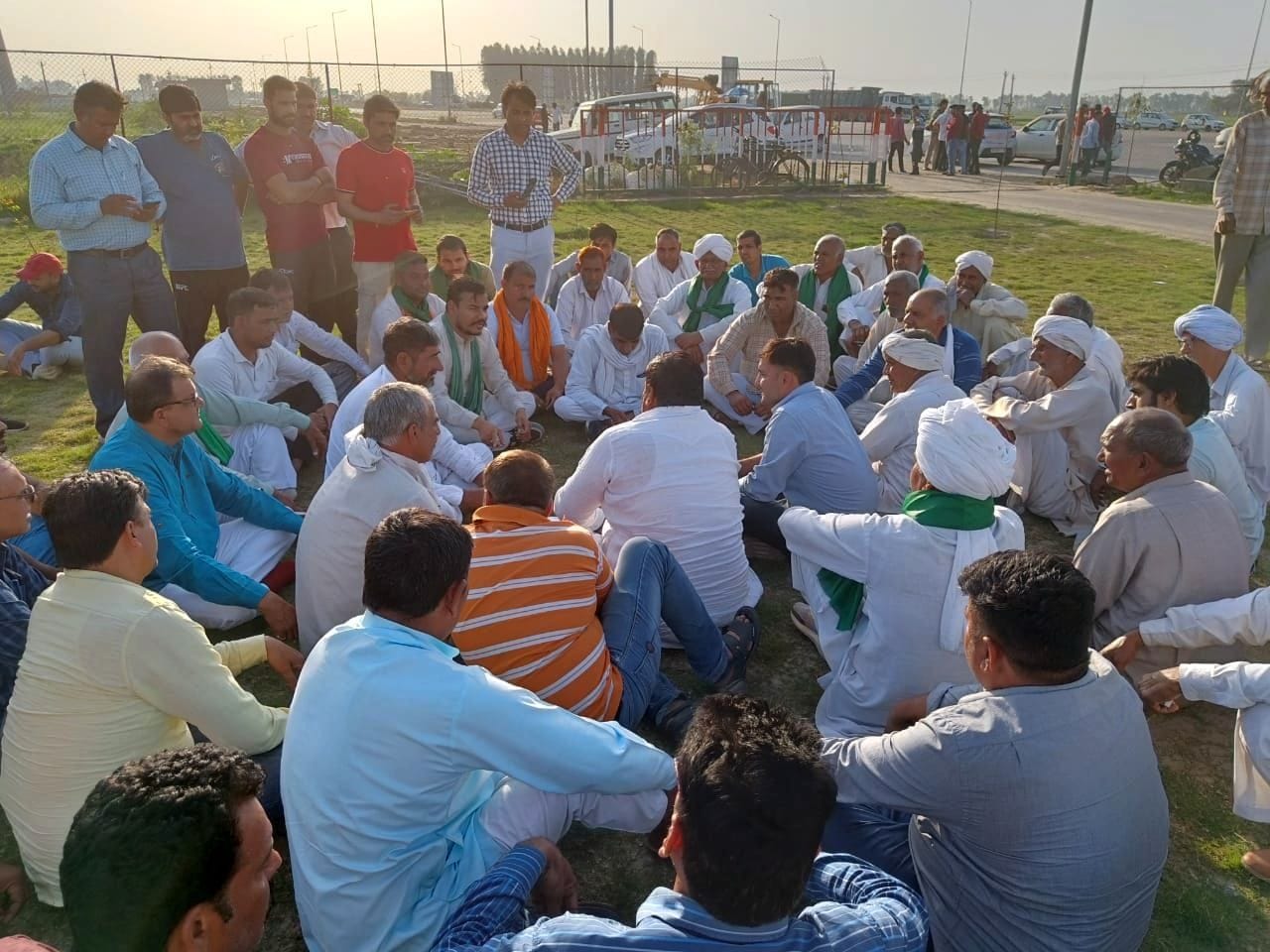 राष्ट्रीय राजमार्ग 334बी के झरोठ टोल प्लाजा पर छूट की मांग को लेकर टोल प्रबंधन से बात करते भारतीय क? राष्ट्रीय राजमार्ग 334बी के झरोठ टोल प्लाजा पर छूट की मांग को लेकर टोल प्रबंधन से बात करते भारतीय क?