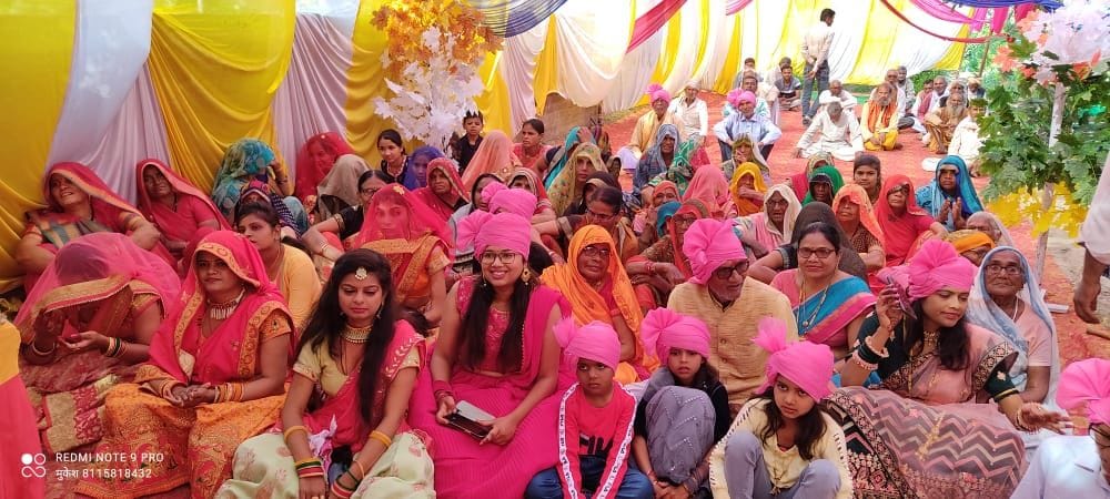 -भागवत कथा सुनते श्रोतागण -भागवत कथा सुनते श्रोतागण