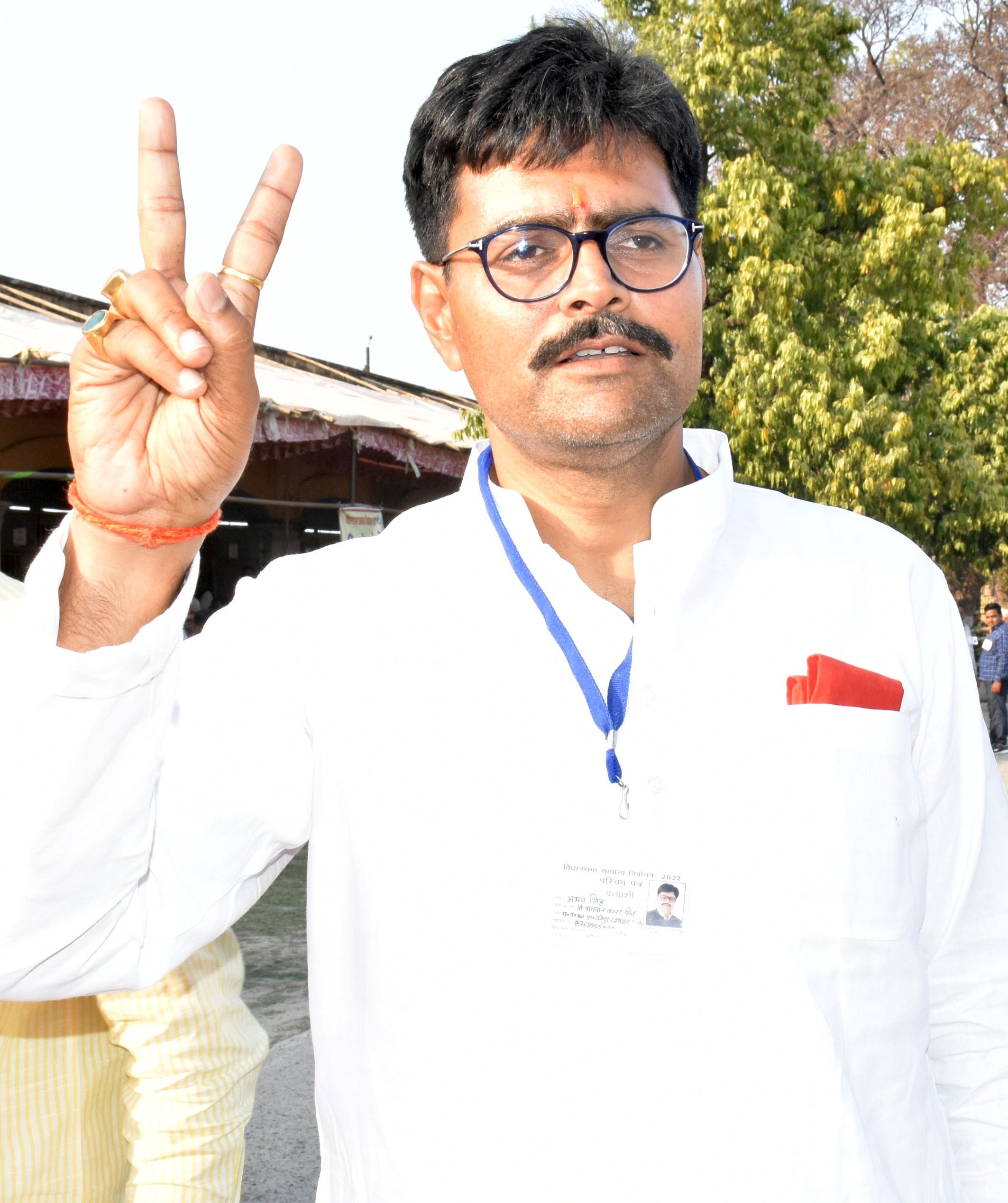 अयोध्या-जीत के बाद विजई मुद्रा में सपा के गोसाईगंज विधानसभा के प्रत्याशी अभय सिंह।-संवाद