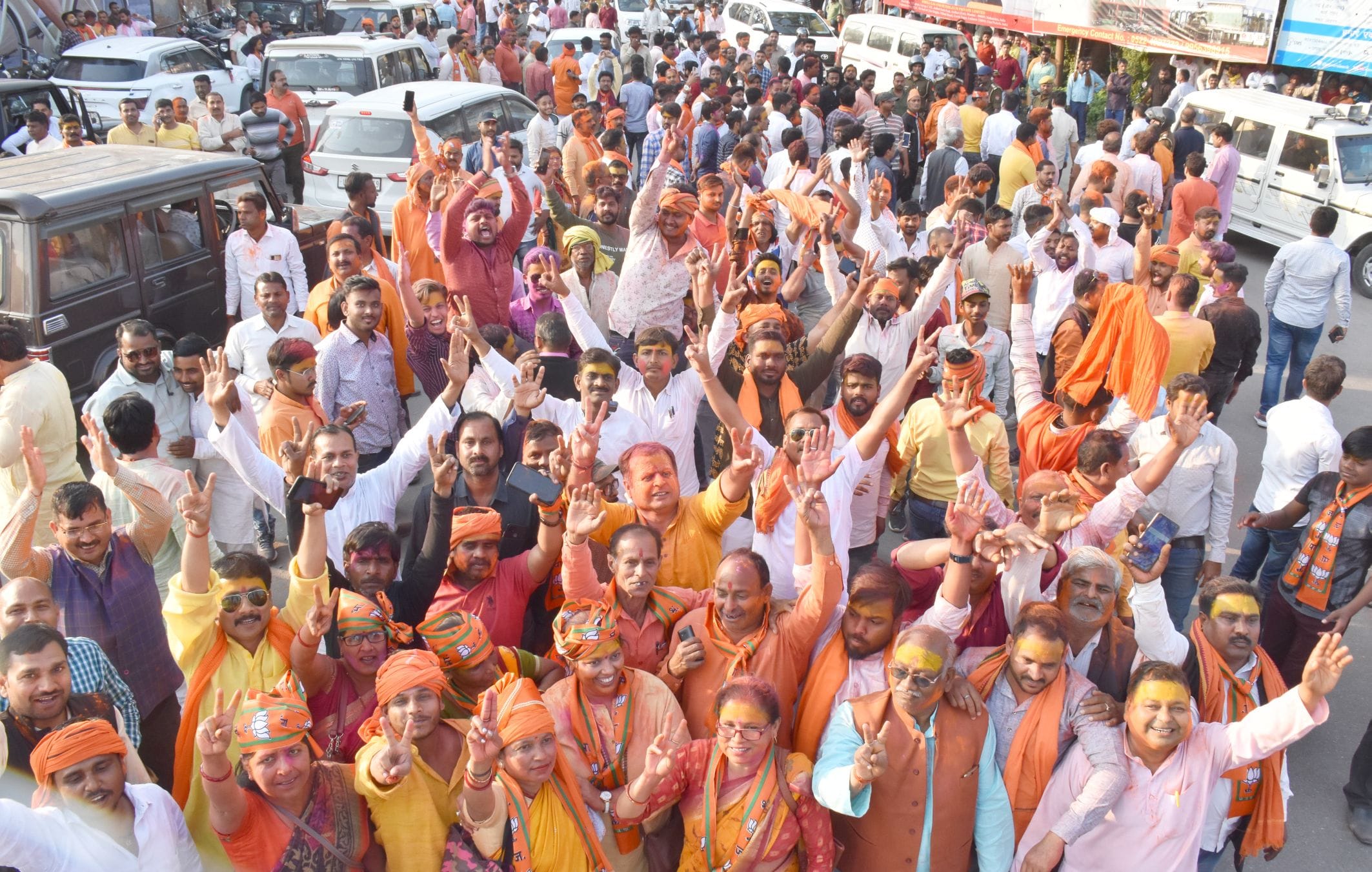 अयोध्या-भाजपा के प्रत्याशियों की जीत के बाद पुष्पराज चौराहे पर उत्साहित दिखे भाजपा समर्थक।-संवा