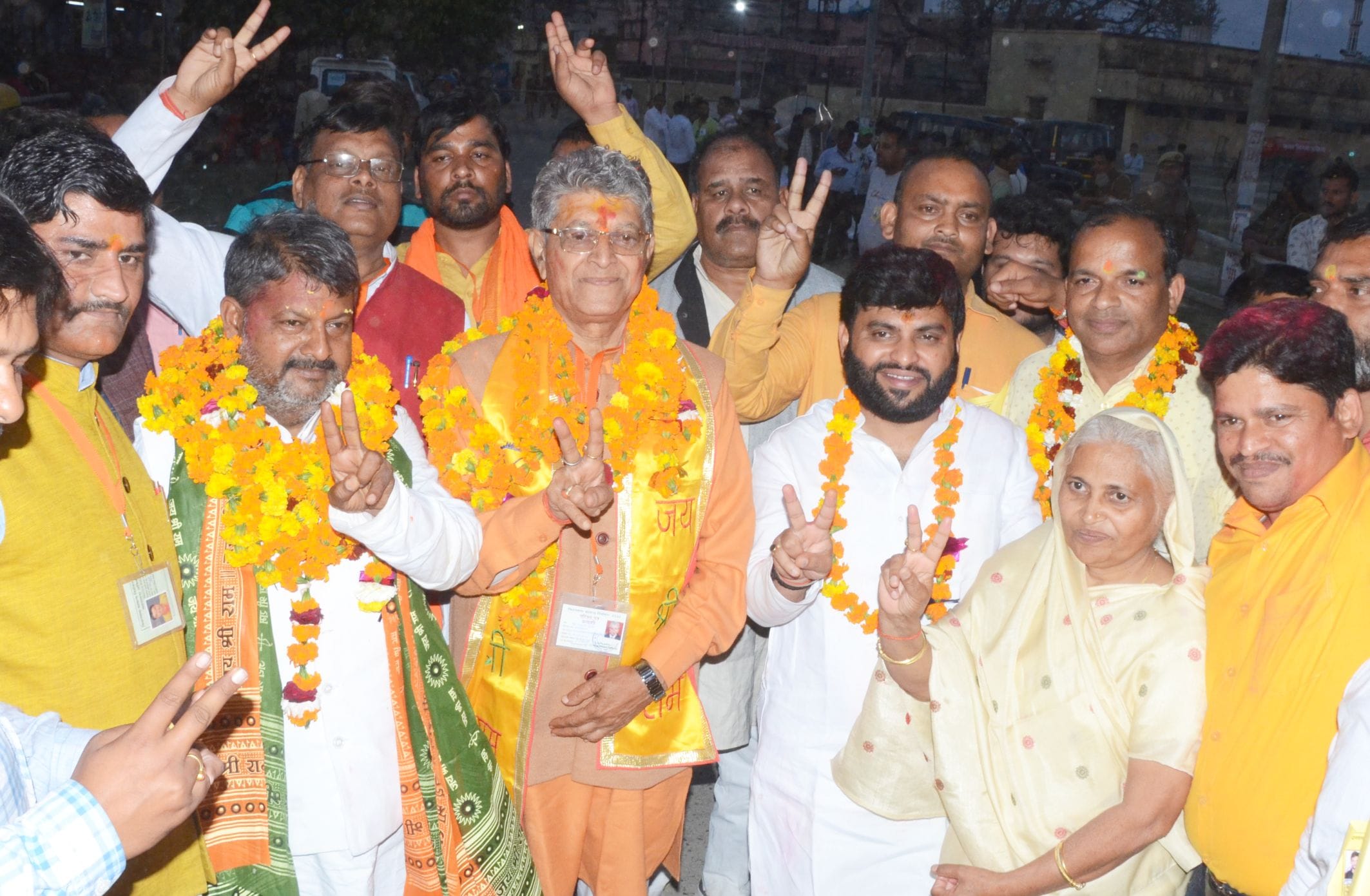 अयोध्या-विजई मुद्रा में मतगणना स्थल पर मौजूद भाजपा के अयोध्या से वेद प्रकाश गुप्ता,रुदौली से राम?