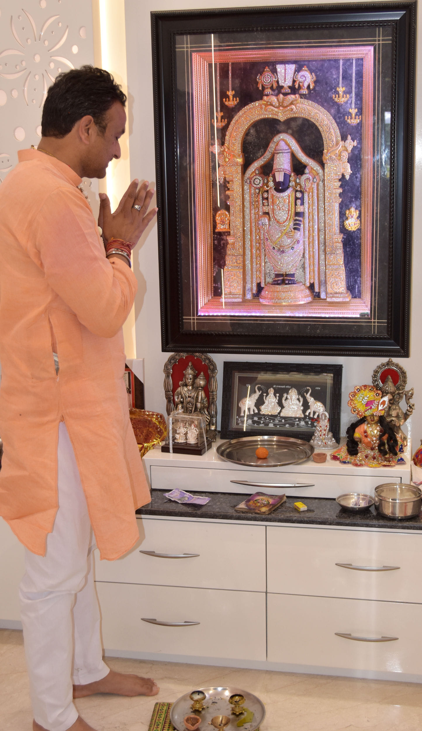 चन्द्र नगर आवास पर जीत के बाद पूजन करते रामपुर मनिहारन भाजपा विजयी देवेंद्र निम