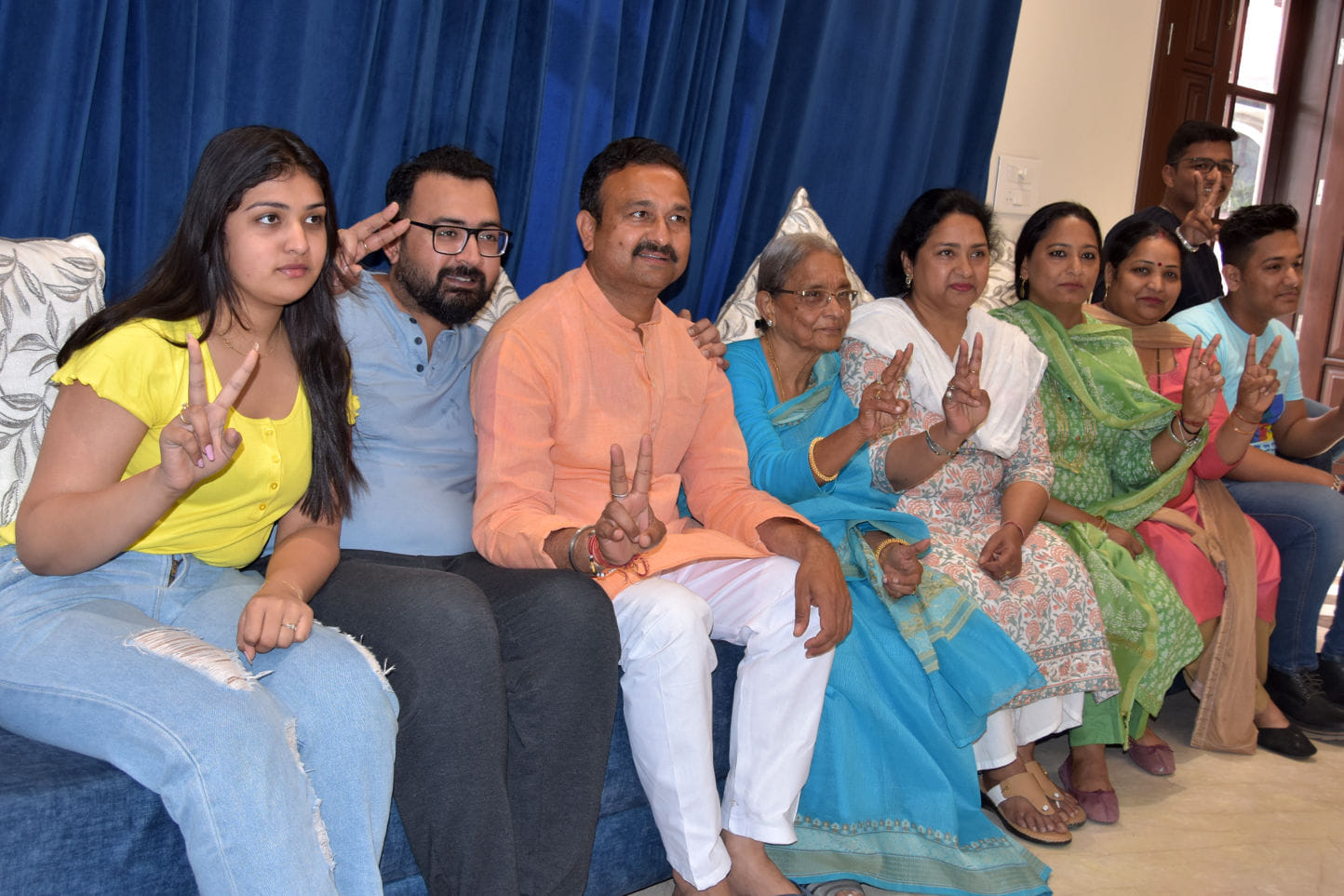 चन्द्र नगर आवास पर जीत के बाद परिवार के साथ जश्न मनाते रामपुर मनिहारन भाजपा विजयी देवेंद्र निम