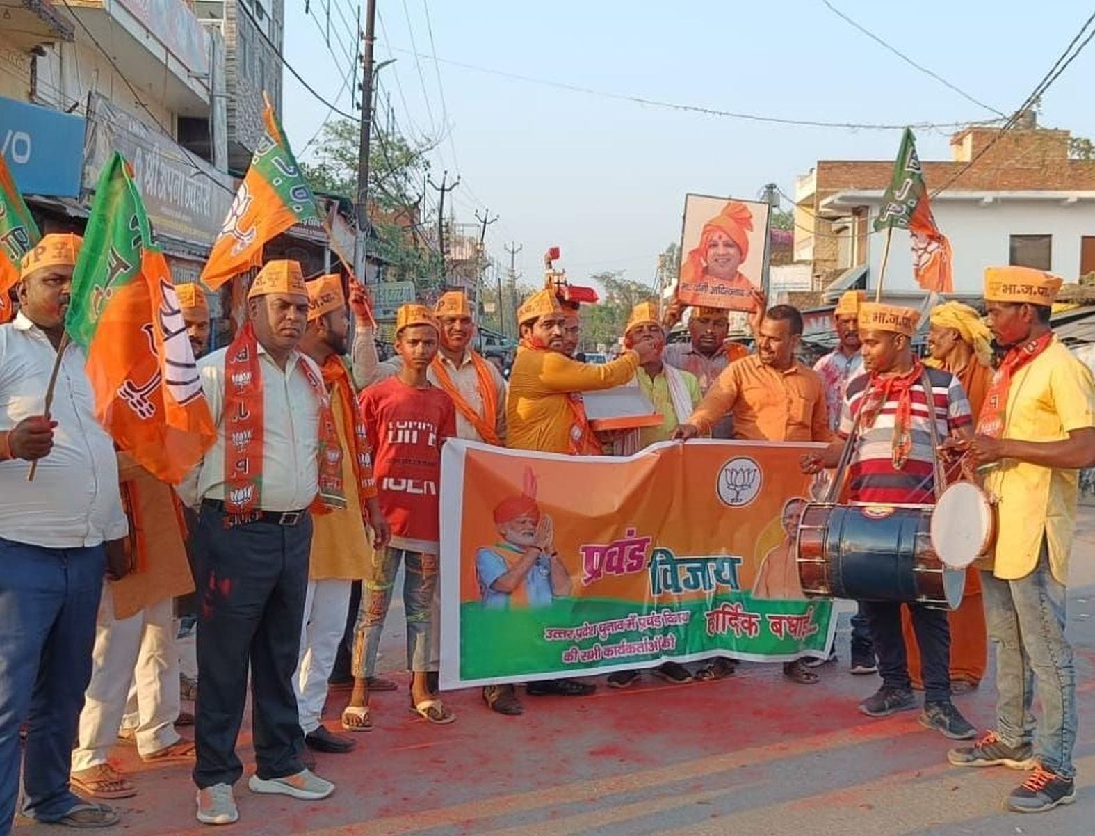 अंबेडकरनगर के बसखारी में भाजयुमो नेता विकास मोदनवाल की अगुवाई में ढोलक व मिठाई के बीच मनाई जाती प अंबेडकरनगर के बसखारी में भाजयुमो नेता विकास मोदनवाल की अगुवाई में ढोलक व मिठाई के बीच मनाई जाती प