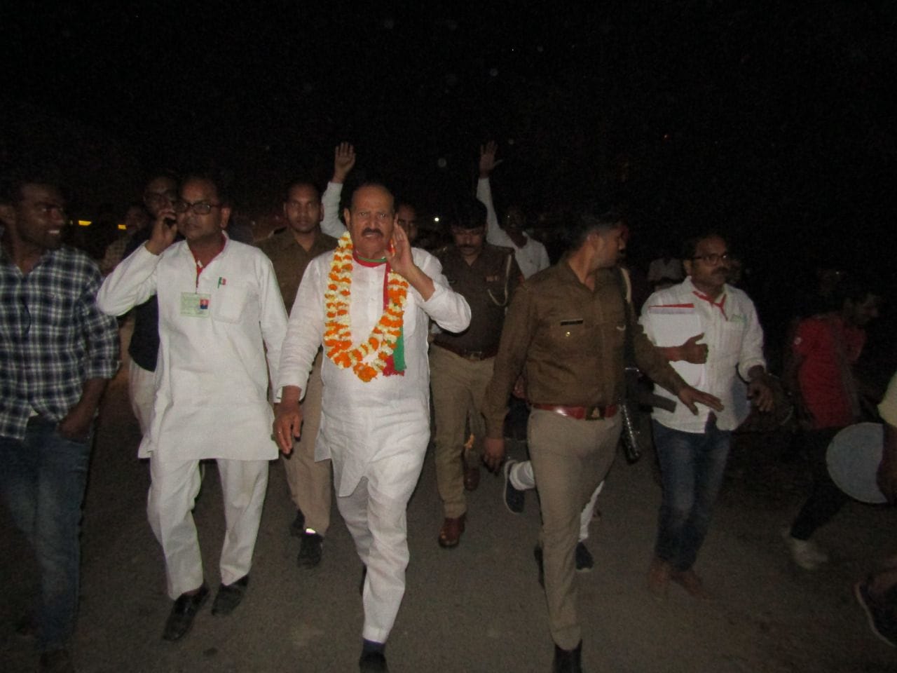 अम्बेडकरनगर में जीत का प्रमाणपत्र लेने ढोल नगाड़ों के बीच जाते जलालपुर के नवनिर्वाचित सपा विधाय