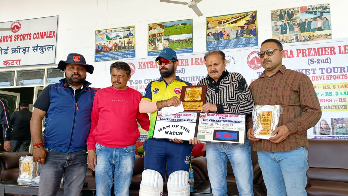 केऐटी 2 पहले मैच के वाद खिलाड़ी को सम्मानित करते हुए केऐटी 3 दुसरे मैच के खिलाड़ी को सम्मानित करते ? केऐटी 2 पहले मैच के वाद खिलाड़ी को सम्मानित करते हुए केऐटी 3 दुसरे मैच के खिलाड़ी को सम्मानित करते ?