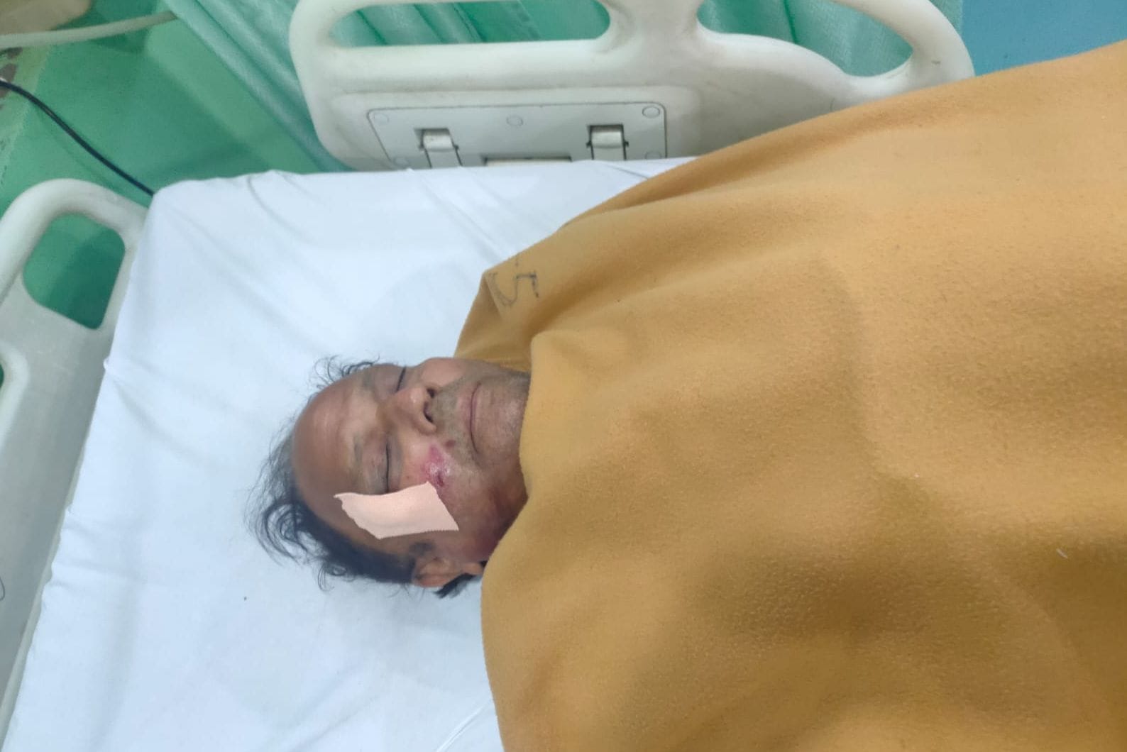 अस्पताल में उपचाराधीन राजकुमार।