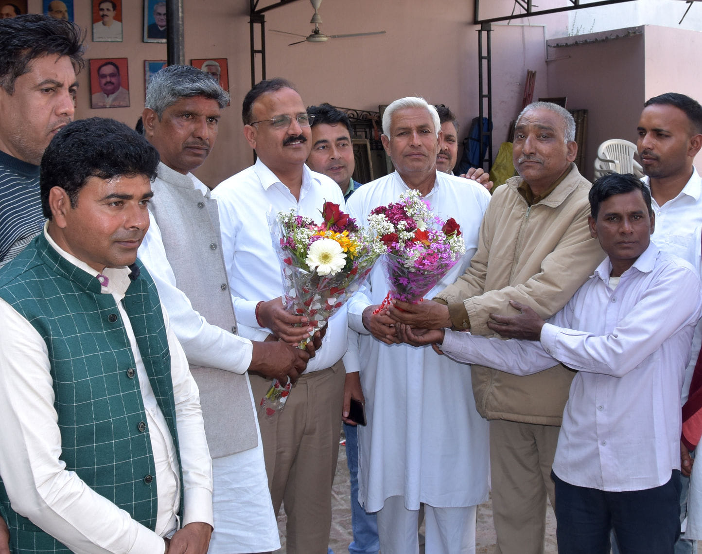नकुड़ से जीत के बाद अहमद बाग आवास पर भाजपा के मुकेश चौधरी के भाई को फूल भेंट करते कार्यकर्ता