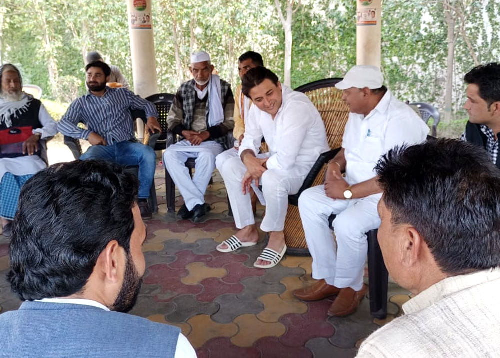 बेहट रोड़ आवास पर जीते के बाद बेहट से सपा के नवनिर्वाचित विधायक उमर अली खान  बधाई देते कार्यकर्ता