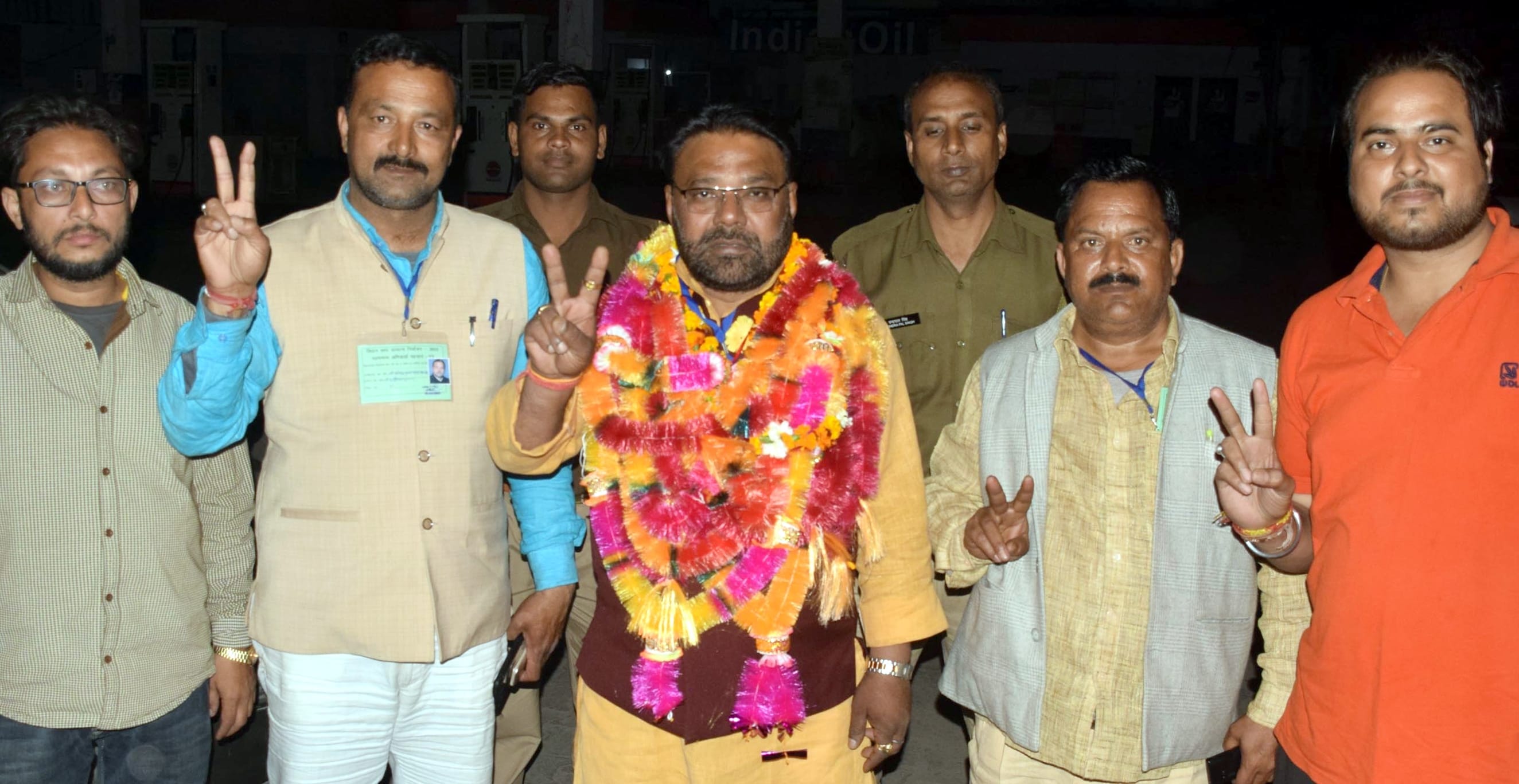 बिजनौर में जीतने के बाद सपा विधायक मनोज पारस अपने समर्थकों के साथ।