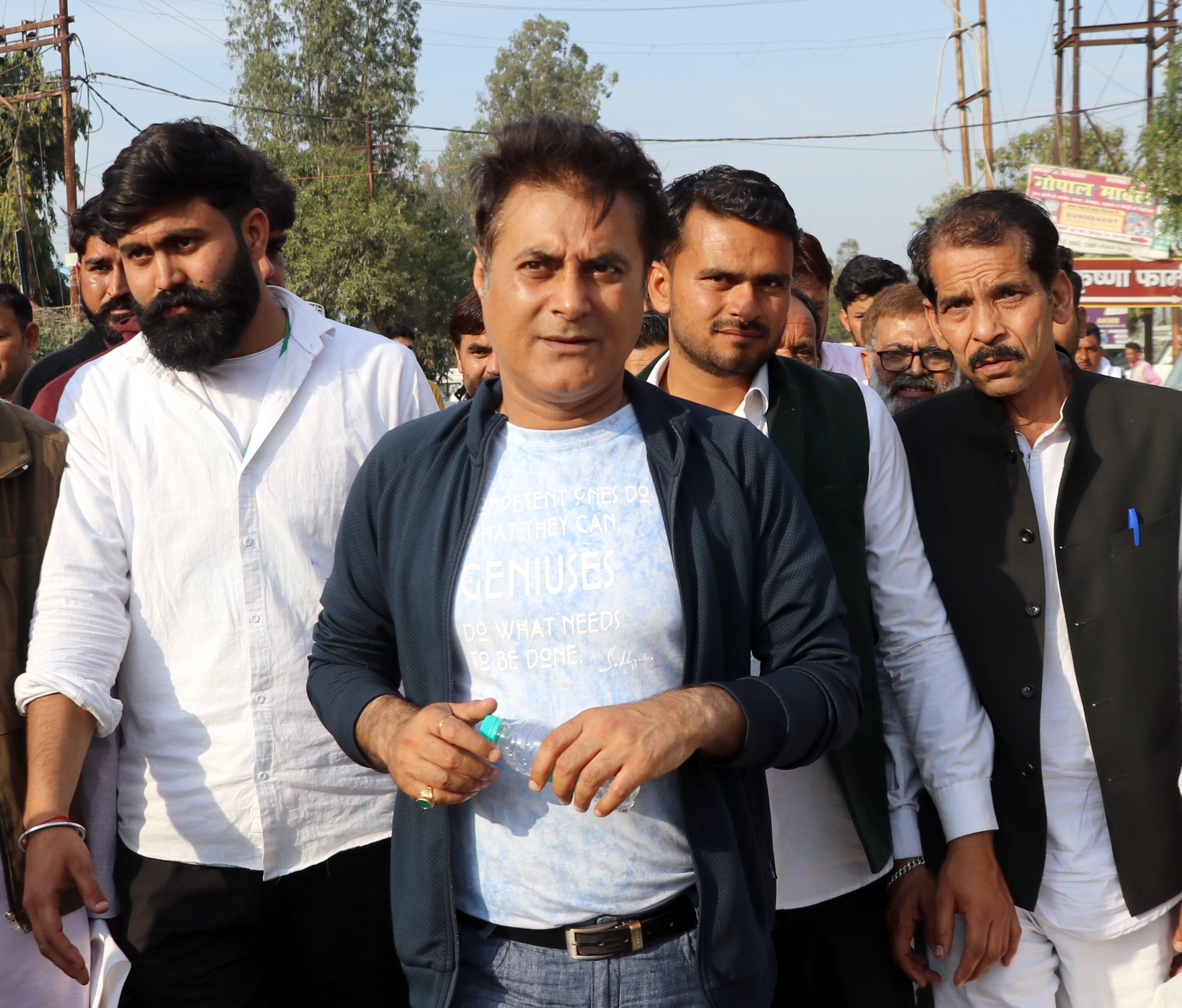 बिजनौर में चुनाव हारने के बाद जाते गठबंधन प्रत्याशी डॉ नीरज चौधरी। बिजनौर में चुनाव हारने के बाद जाते गठबंधन प्रत्याशी डॉ नीरज चौधरी।