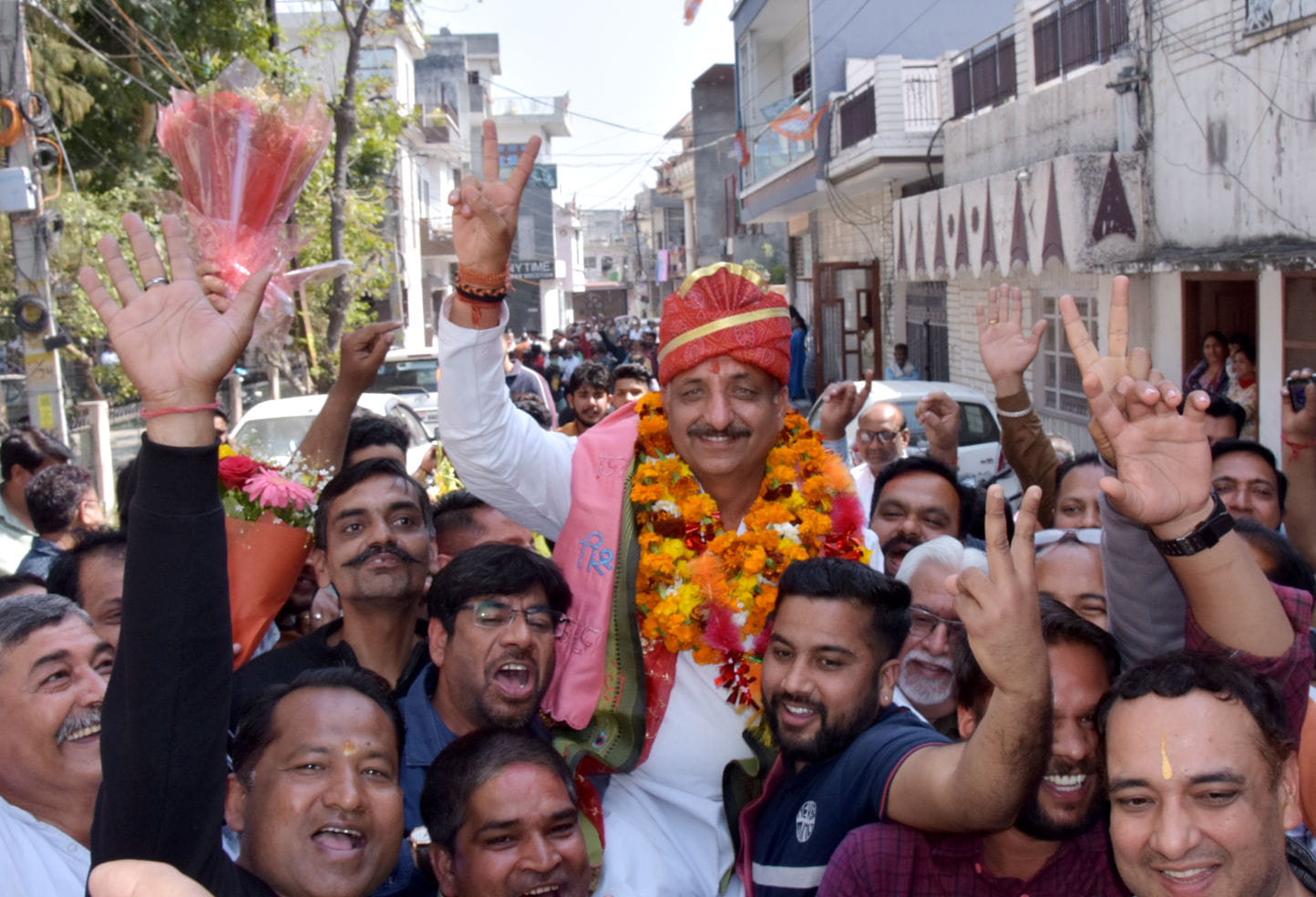 सहारनपुर नगर में भाजपा के राजीव गुंबर की जीत के बाद गोविन्द नगर विधायक को उठाकर जश्न मनाते भाजपा ?