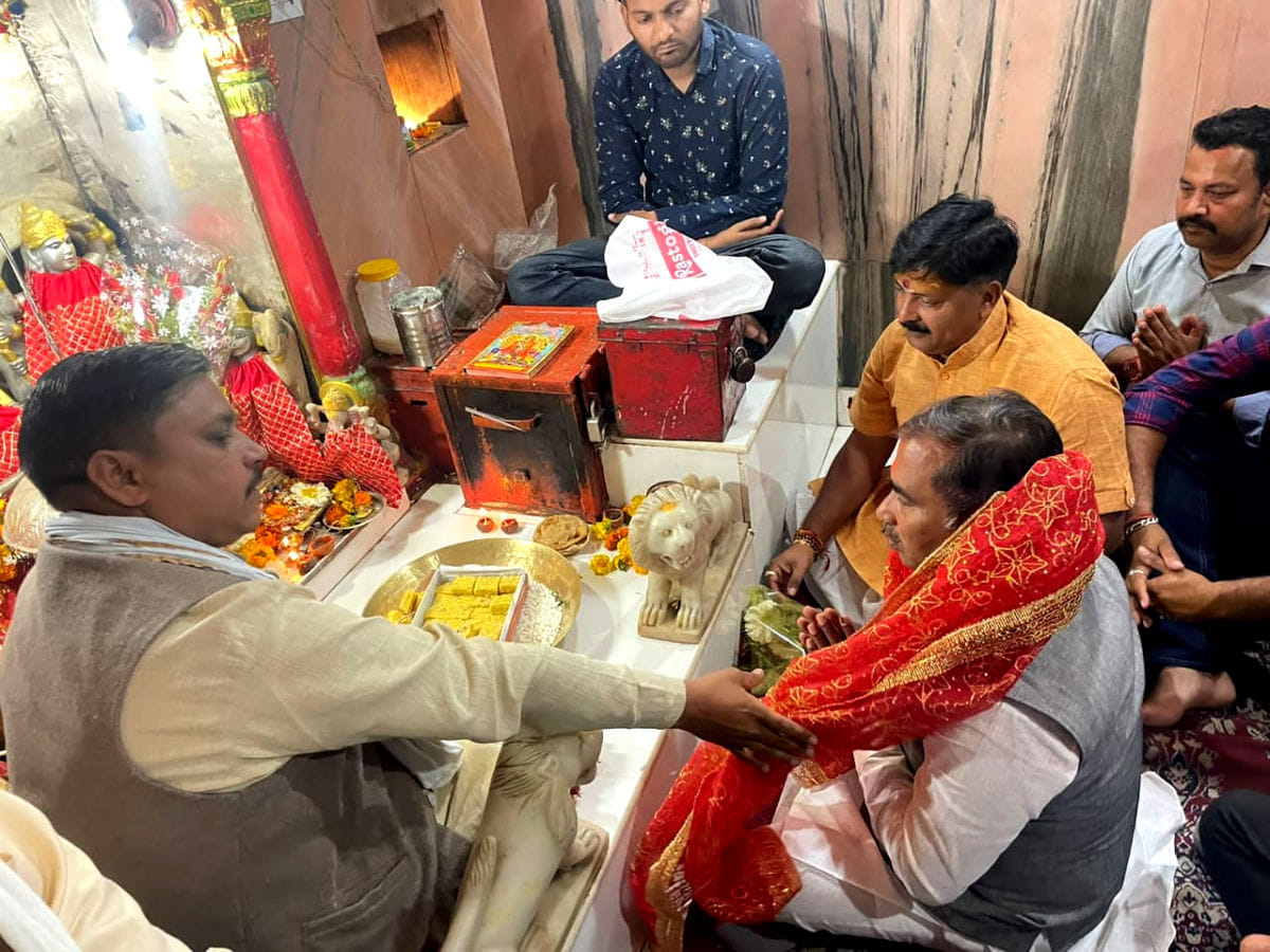 देवबंद के बाला सुंदरी मंदिर में जीत के बाद आशीर्वाद लेते भाजपा विधायक ब्रिजेश सिंह