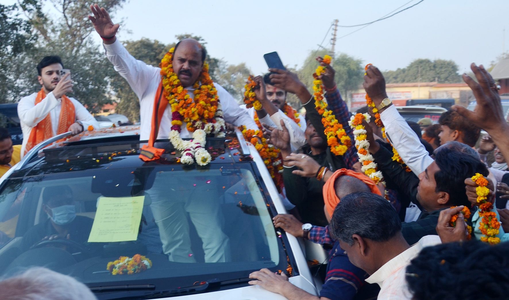 Thakur Jaiveer Singh acceptant les salutations du peuple après la victoire à Dhanipur Mandi. 