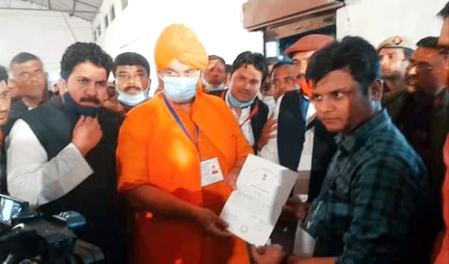 बिजनौर में स्वामी ओमवेश को प्रमाण पत्र देते अधिकारी।