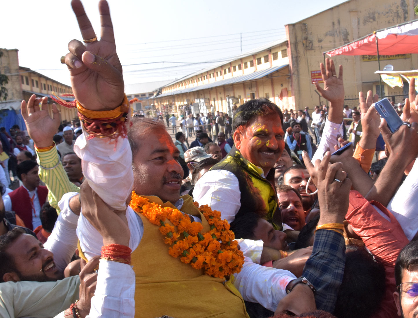 जीत के बाद वेयर हाउस से बाहर आते भाजपा विजेय प्रजत्याशी देवबंद के कंवर ब्रिजेश सिंह व नकुड के मुक? जीत के बाद वेयर हाउस से बाहर आते भाजपा विजेय प्रजत्याशी देवबंद के कंवर ब्रिजेश सिंह व नकुड के मुक?
