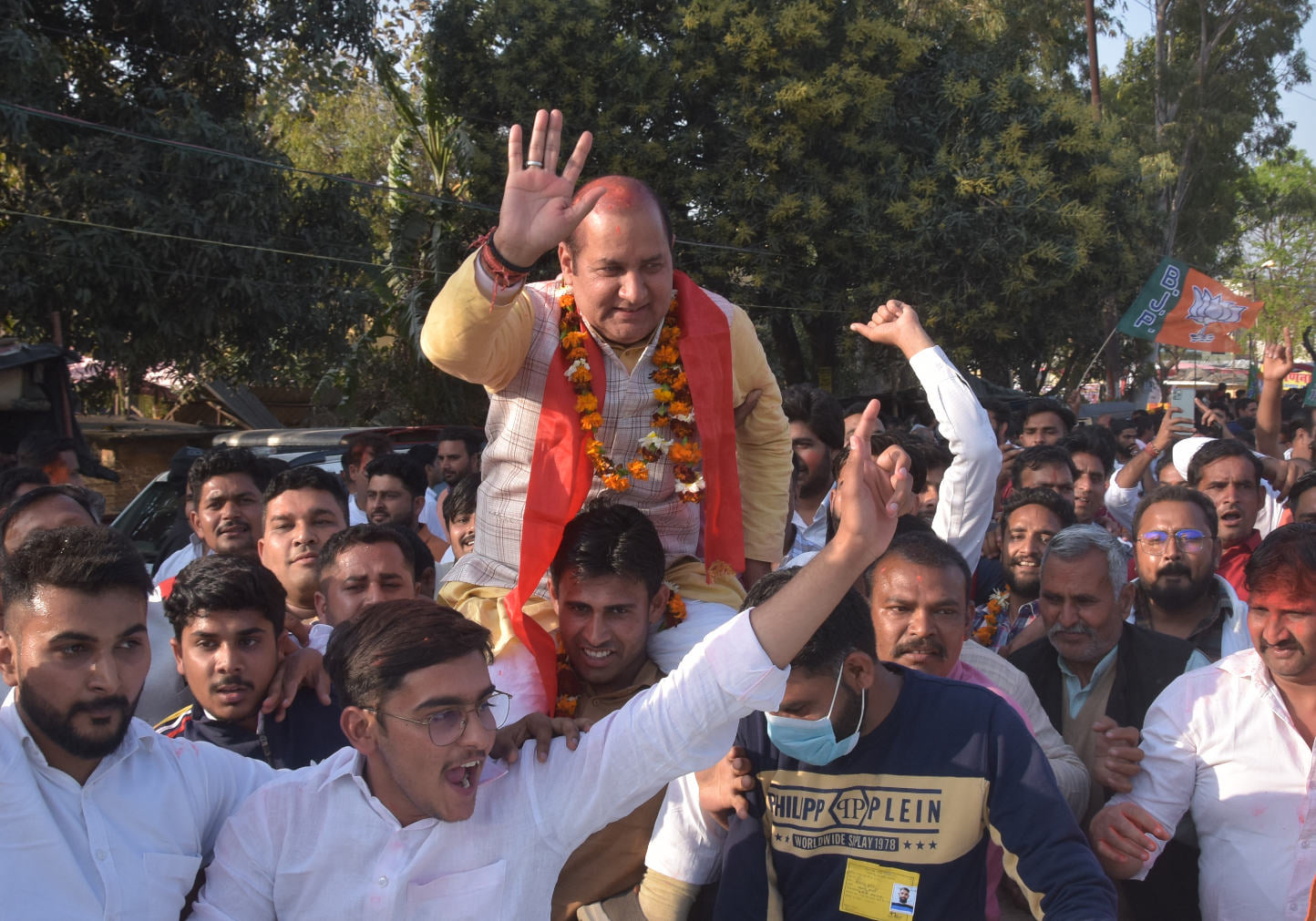 जीत के बाद वेयर हाउस से बाहर आते गंगोह के विजेय प्रत्याशी भाजपा कीरत सिंह जीत के बाद वेयर हाउस से बाहर आते गंगोह के विजेय प्रत्याशी भाजपा कीरत सिंह