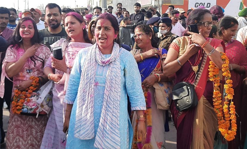 रुद्रपुर मे मतगणना केंद्र के बाहर उत्साहित महिला समर्थक।