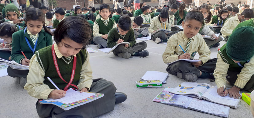 सर्वोदय ज्ञान पब्लिक स्कूल में लेखन प्रतियोगिता में भाग लेते बच्चे सर्वोदय ज्ञान पब्लिक स्कूल में लेखन प्रतियोगिता में भाग लेते बच्चे
