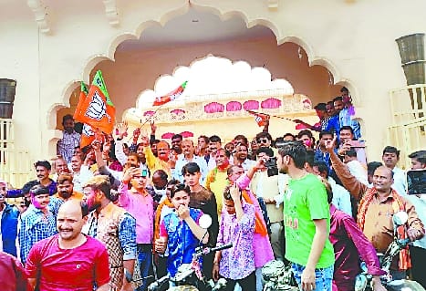 एक तरफा जीत पर खुशी व्यक्त करते जिलाध्यक्ष सुनील सिंह।