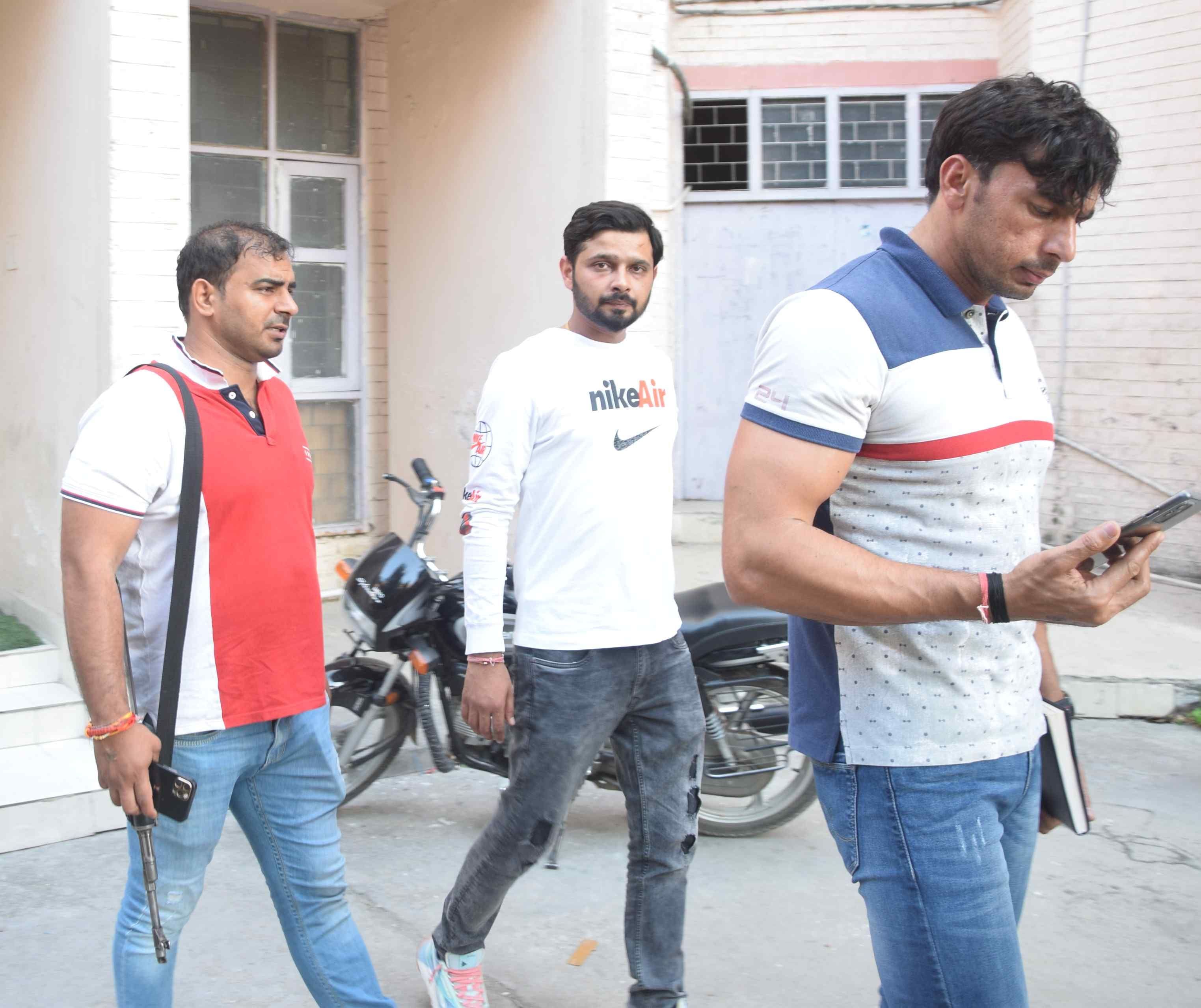 एमडीयू में विश्वविद्यालय हाट के पास छात्र विक्की जिसे मारने के लिए युवक पहुंचे थे उसे सीआईए की टी