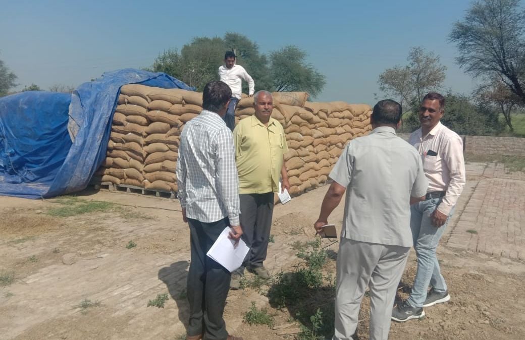 भूना में गोदाम में जांच करते हुए मुख्यमंत्री उड़नदस्ते की टीम।