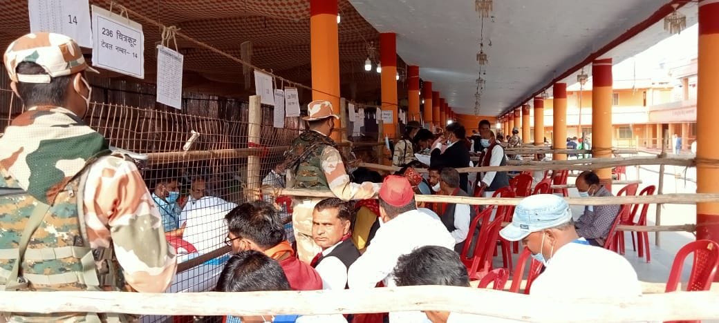 चित्रकूट जिले में मतगणना के दौरान कडी सुरक्षा के बीच मौजूद गिनती कराते सभी दलों के पोलिंग एजेंट ? चित्रकूट जिले में मतगणना के दौरान कडी सुरक्षा के बीच मौजूद गिनती कराते सभी दलों के पोलिंग एजेंट ?
