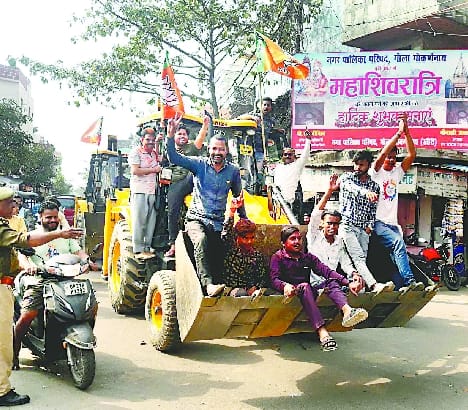 गोला में बुलडोजर पर चढ़कर खुशी जताते भाजपाई। गोला में बुलडोजर पर चढ़कर खुशी जताते भाजपाई।