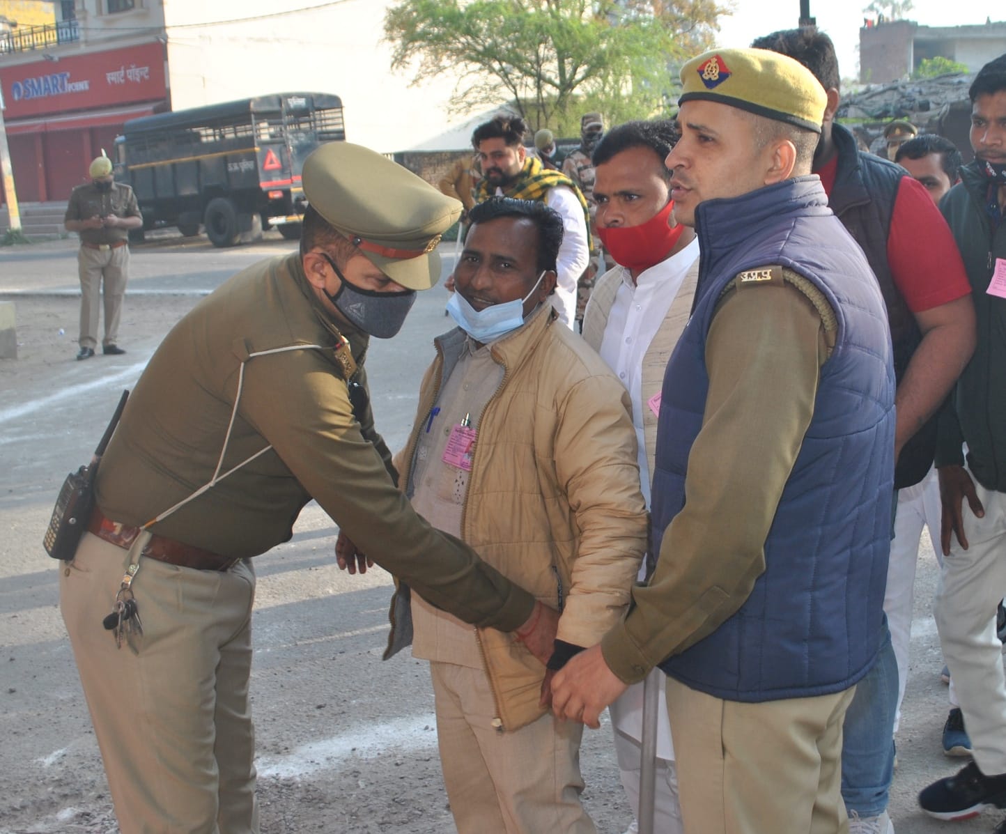 शामली में नवीन मंडी स्थित मतगणना केंद्र प्रत्याशियों के एजेंटों को तलाशी लेते पुलिसकर्मी। शामली में नवीन मंडी स्थित मतगणना केंद्र प्रत्याशियों के एजेंटों को तलाशी लेते पुलिसकर्मी।