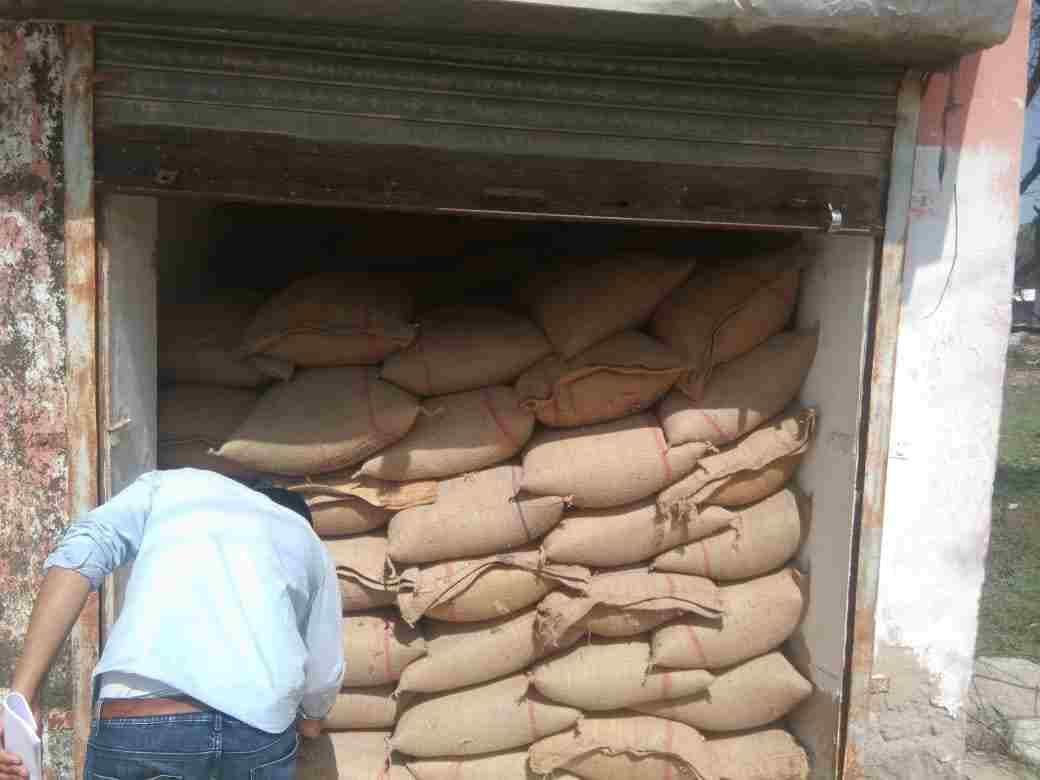 गोदाम से सैंपल लेता मुख्यमंत्री उड़नदस्ते का कर्मचारी। संवाद गोदाम से सैंपल लेता मुख्यमंत्री उड़नदस्ते का कर्मचारी। संवाद